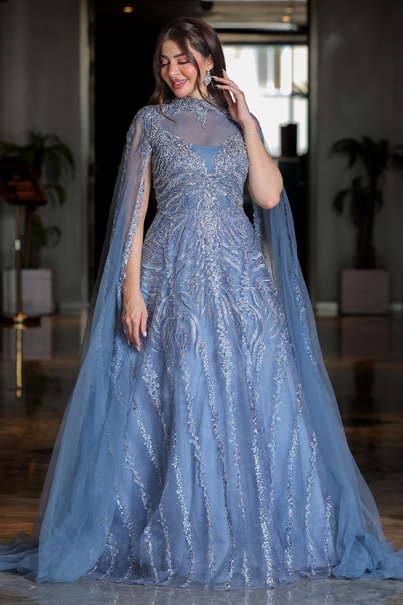 فستان سهرة فخم بياقة عالية واكمام كيب