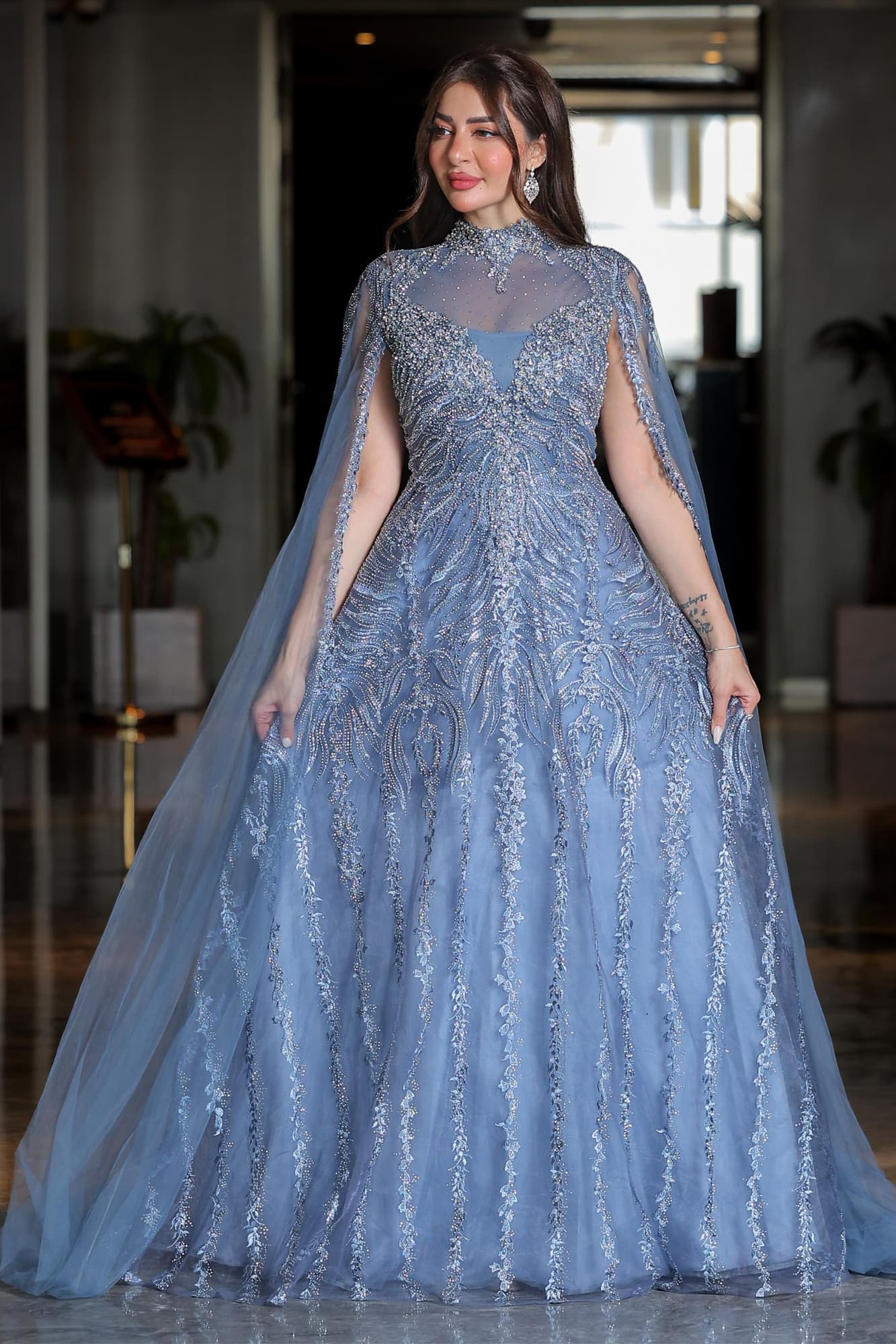 فستان سهرة فخم بياقة عالية واكمام كيب