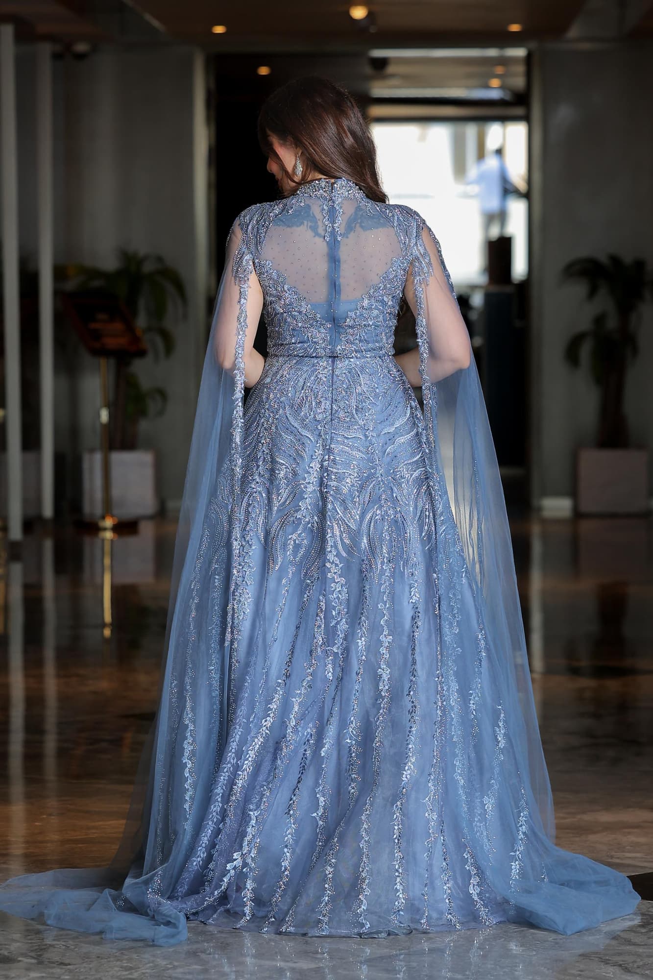 فستان سهرة فخم بياقة عالية واكمام كيب