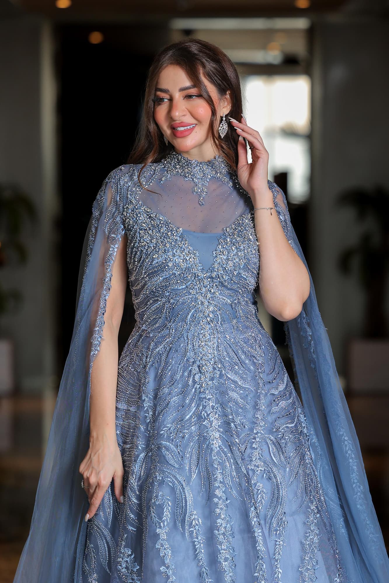 فستان سهرة فخم بياقة عالية واكمام كيب