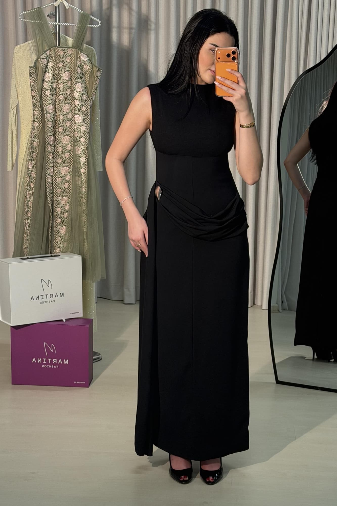 فستان ناعم بتصميم راقٍ يعكس هدوءًا وفخامة في آنٍ واحد بقصّة ناعمة تبرز القوام بانسيابية