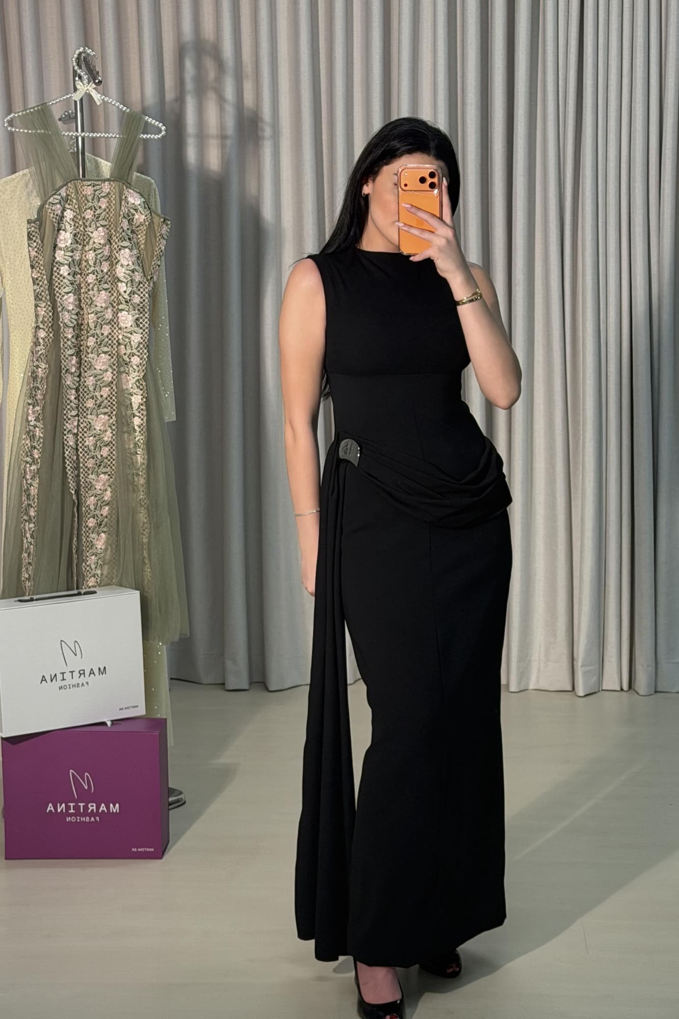 فستان ناعم بتصميم راقٍ يعكس هدوءًا وفخامة في آنٍ واحد بقصّة ناعمة تبرز القوام بانسيابية