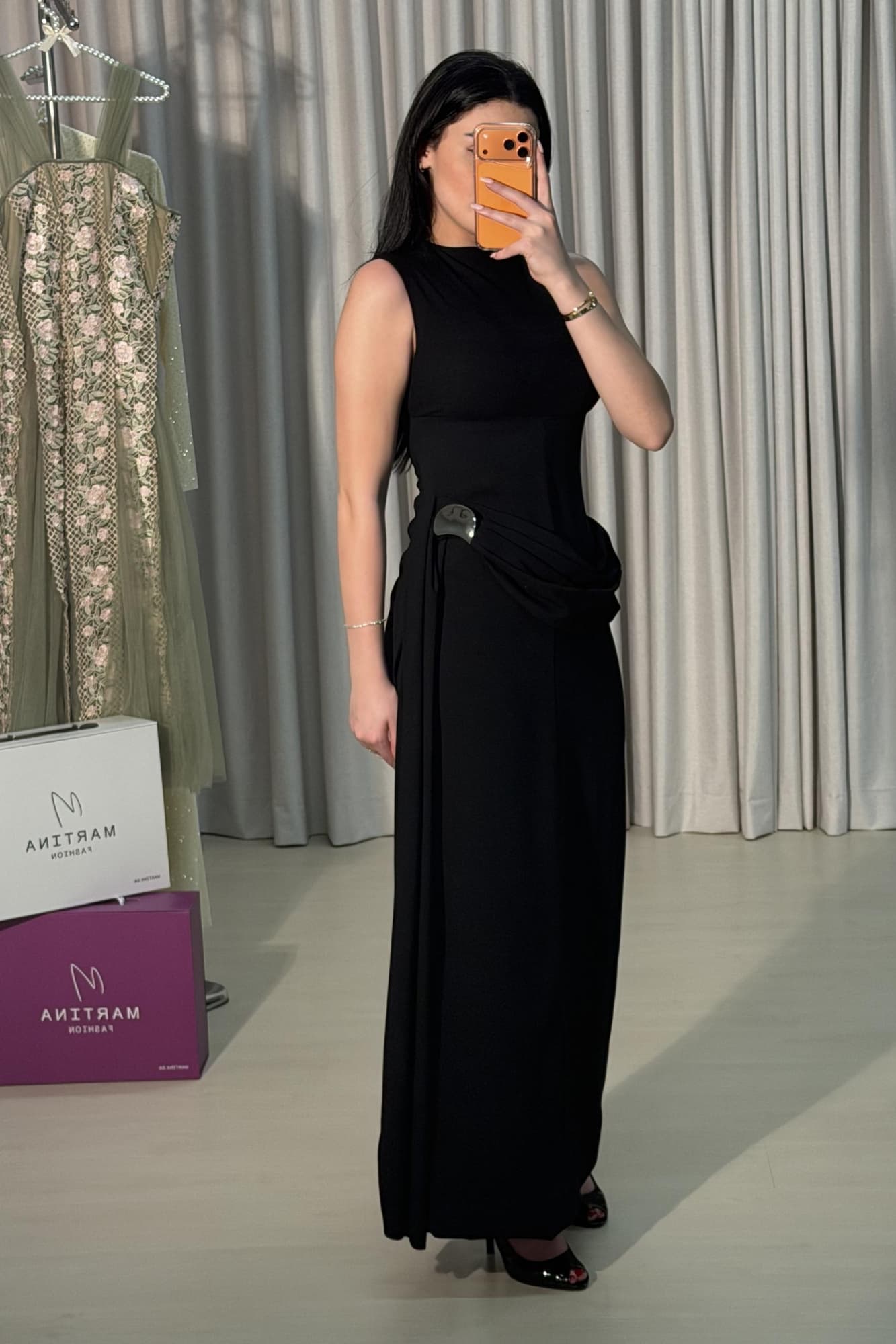 فستان ناعم بتصميم راقٍ يعكس هدوءًا وفخامة في آنٍ واحد بقصّة ناعمة تبرز القوام بانسيابية