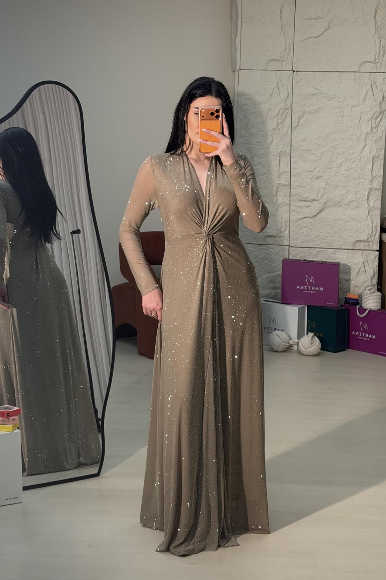 فستان أنيق يجمع بين الهدوء والرقي القماش خفيف ومُطرّز بفصوص لامعه