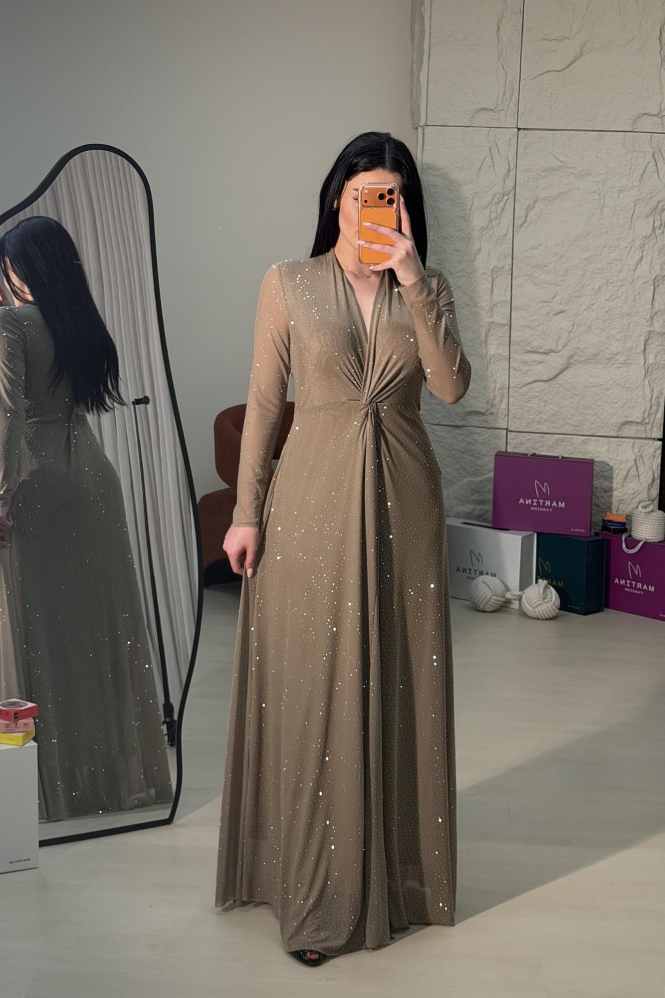 فستان أنيق يجمع بين الهدوء والرقي القماش خفيف ومُطرّز بفصوص لامعه