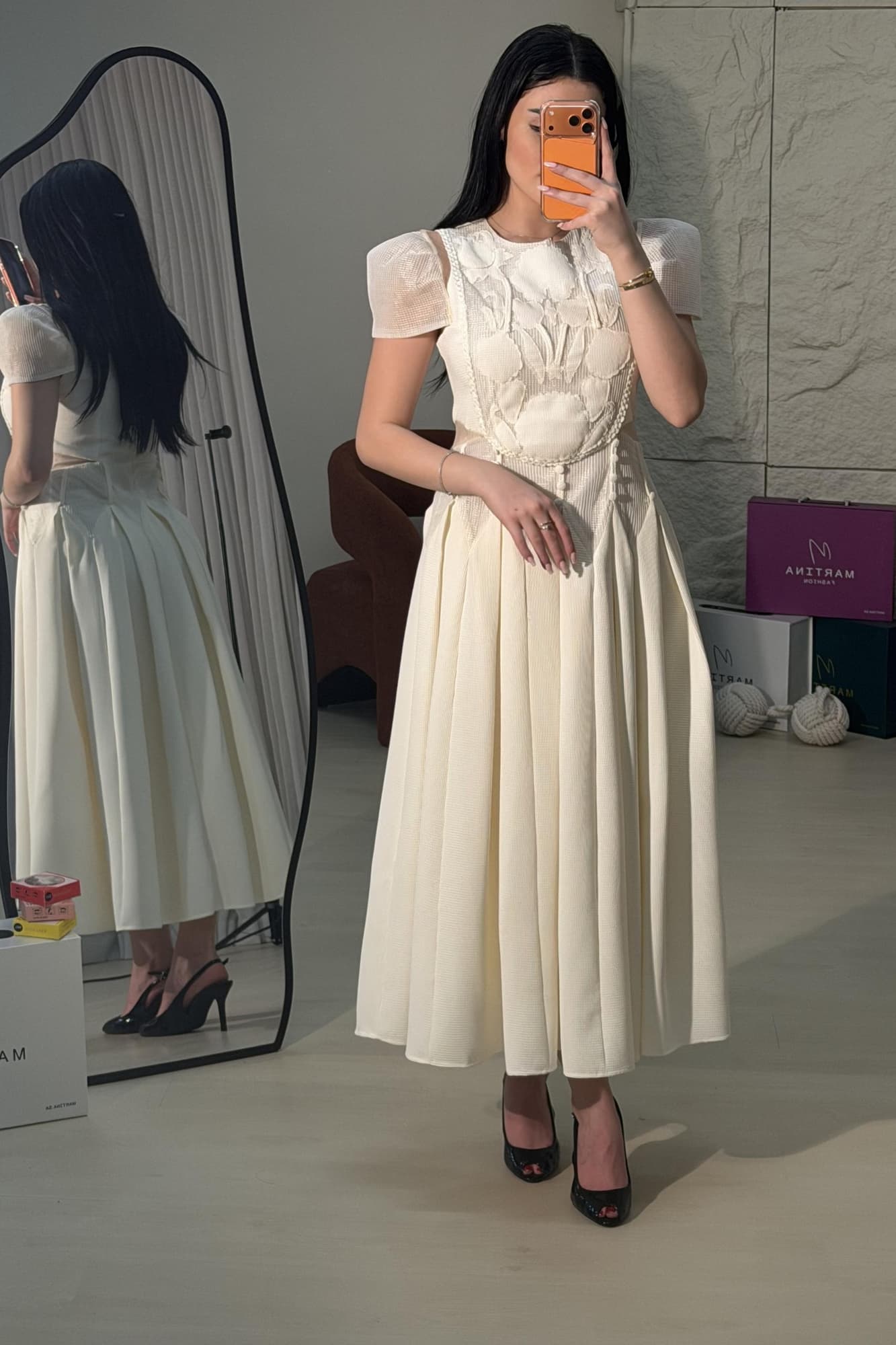 فستان أنيق بطابع ناعم وأنثوي يتميز بتفاصيل دانتيل وزخارف بارزة