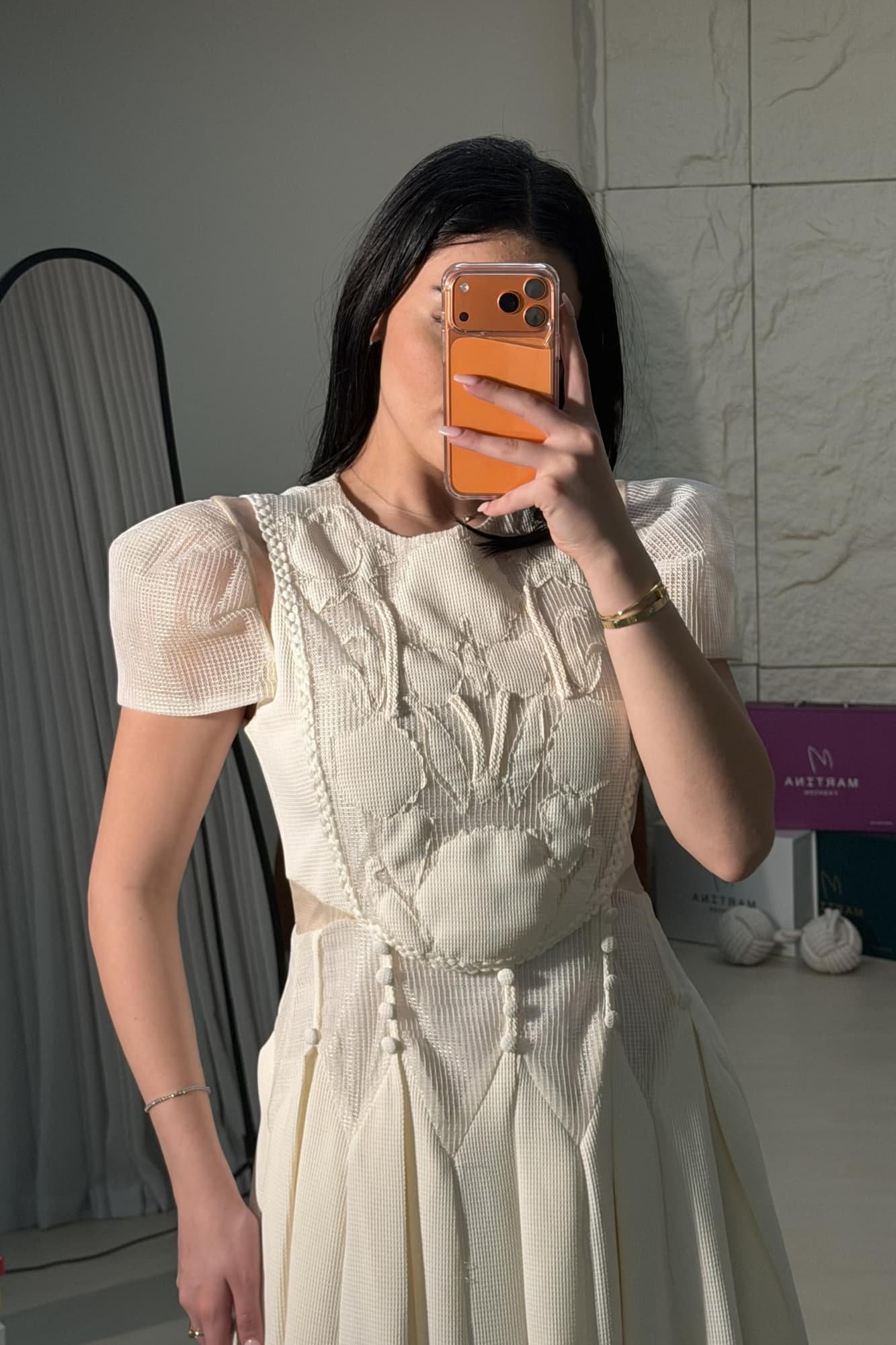 فستان أنيق بطابع ناعم وأنثوي يتميز بتفاصيل دانتيل وزخارف بارزة