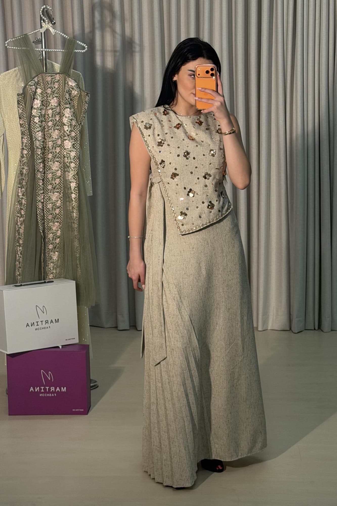 فستان ناعم من خامة الكتان يتميز بقصة مستقيمة واسعة تنسدل بأناقة