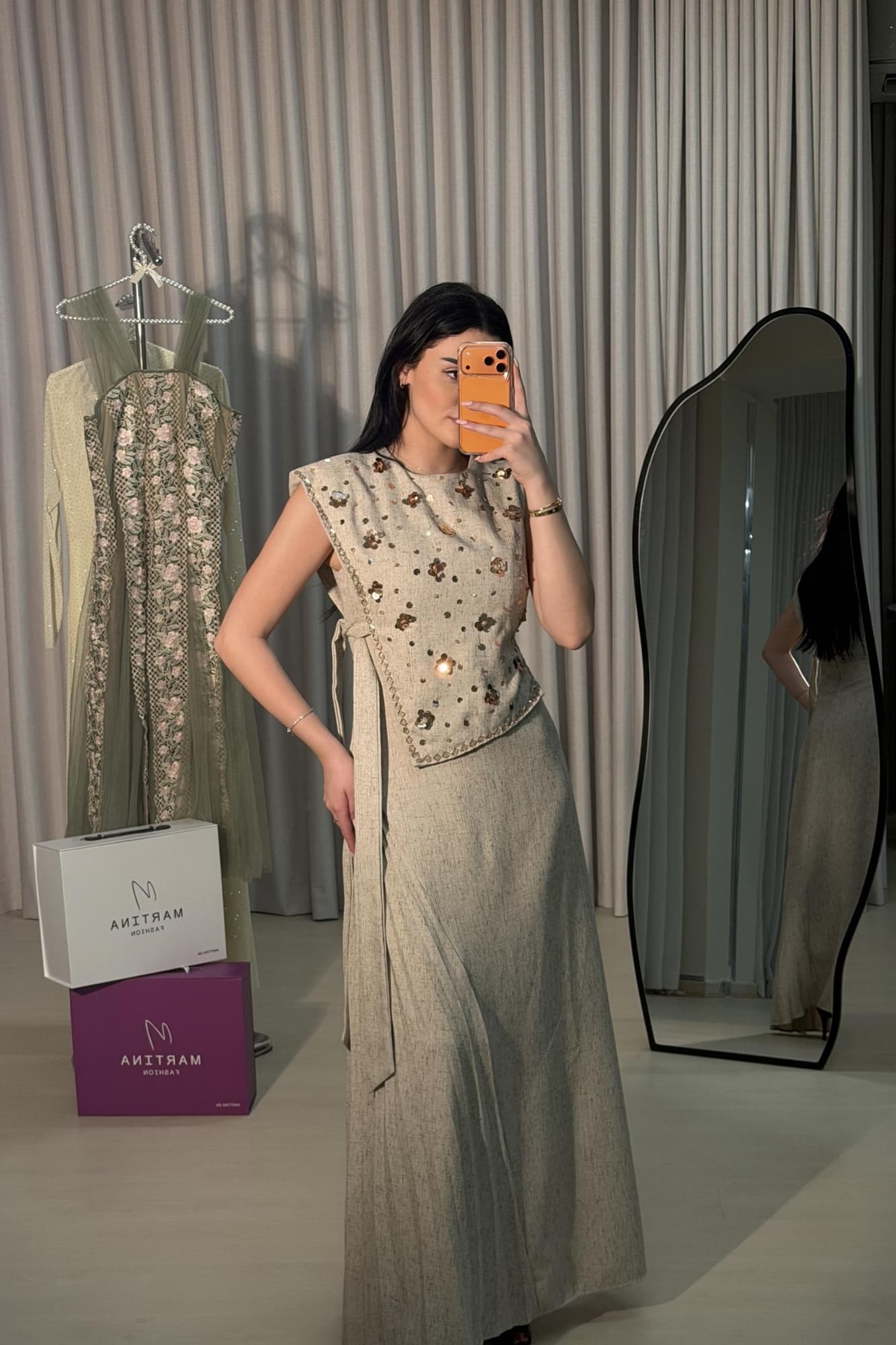 فستان ناعم من خامة الكتان يتميز بقصة مستقيمة واسعة تنسدل بأناقة