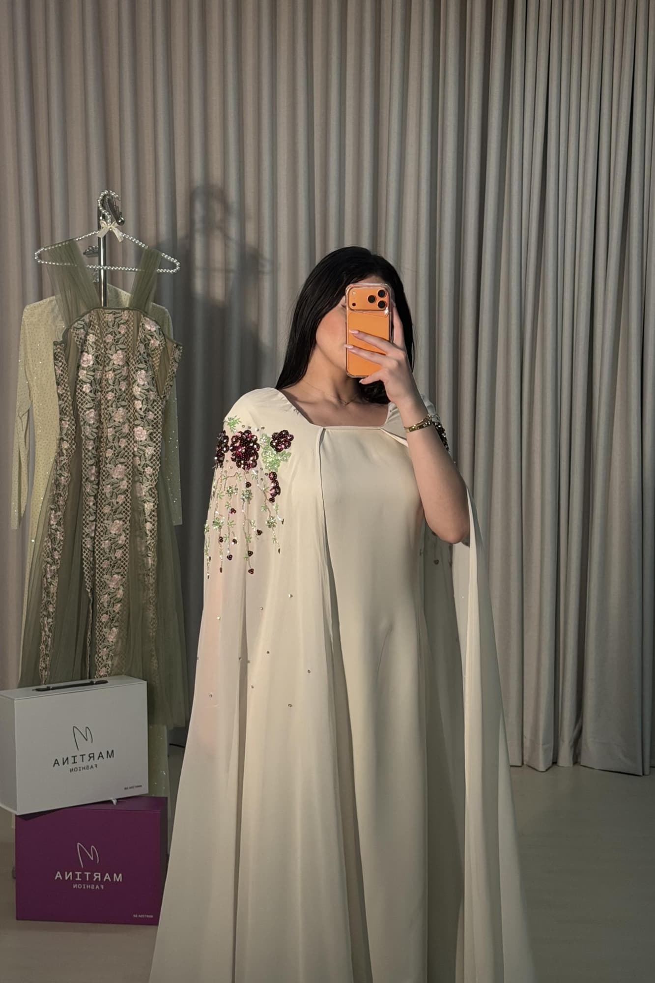 جلابية فخمة بتصميم هادئ تتميز بقصة واسعة كلاسيكية مع أكمام كاب طويلة تنساب بحرية