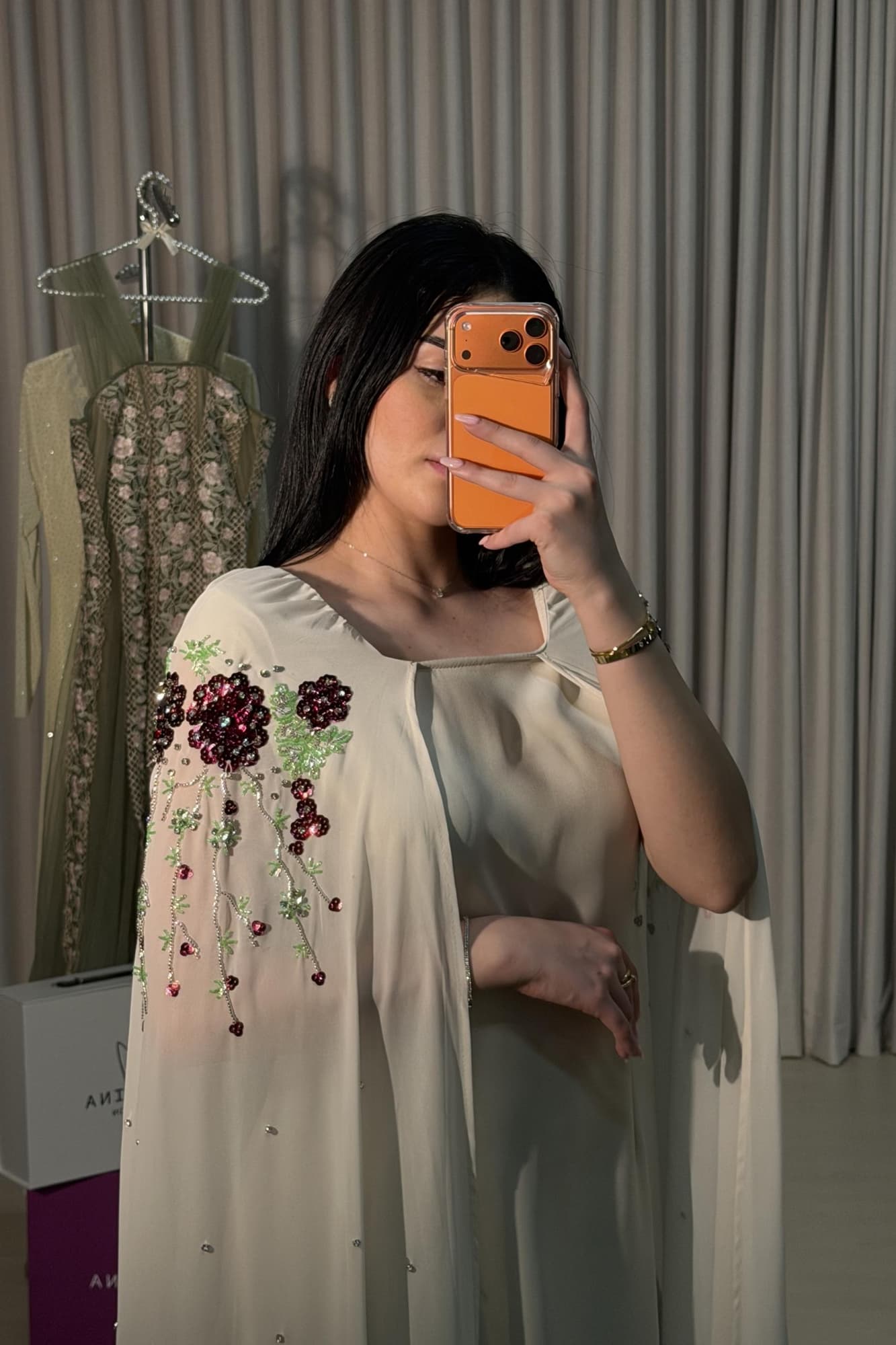 جلابية فخمة بتصميم هادئ تتميز بقصة واسعة كلاسيكية مع أكمام كاب طويلة تنساب بحرية