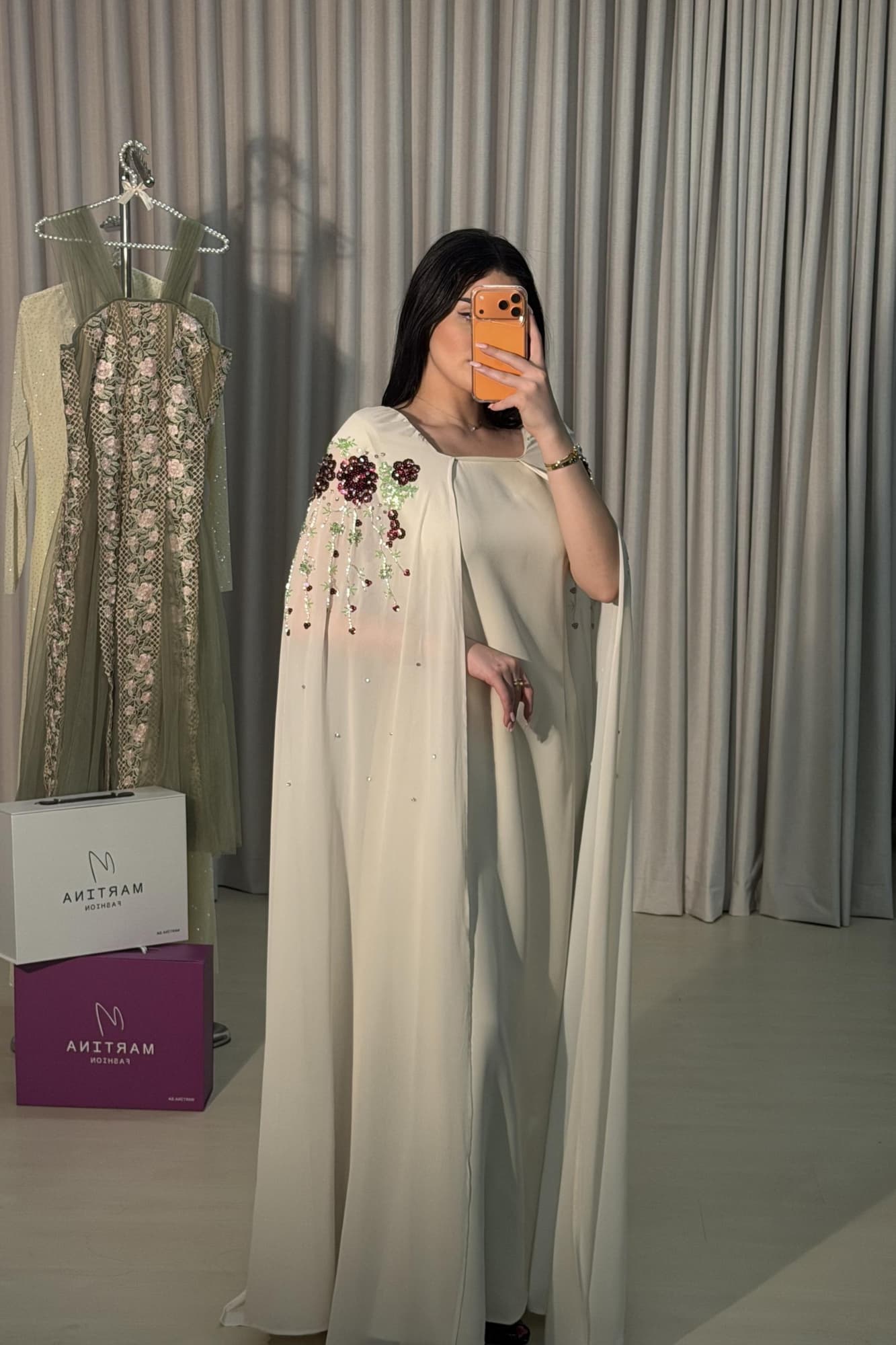 جلابية فخمة بتصميم هادئ تتميز بقصة واسعة كلاسيكية مع أكمام كاب طويلة تنساب بحرية