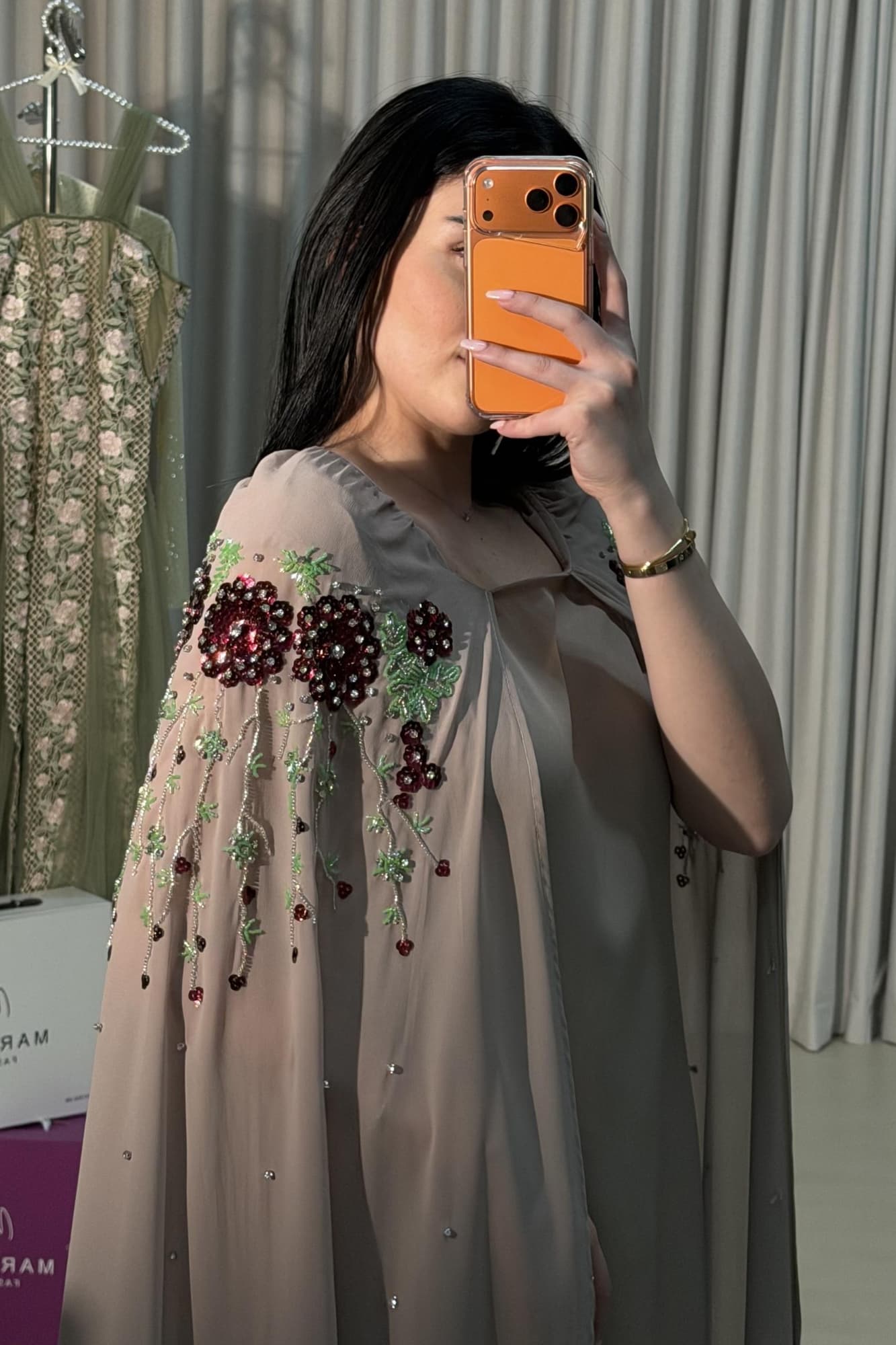 جلابية فخمة بتصميم هادئ تتميز بقصة واسعة كلاسيكية مع أكمام كاب طويلة تنساب بحرية