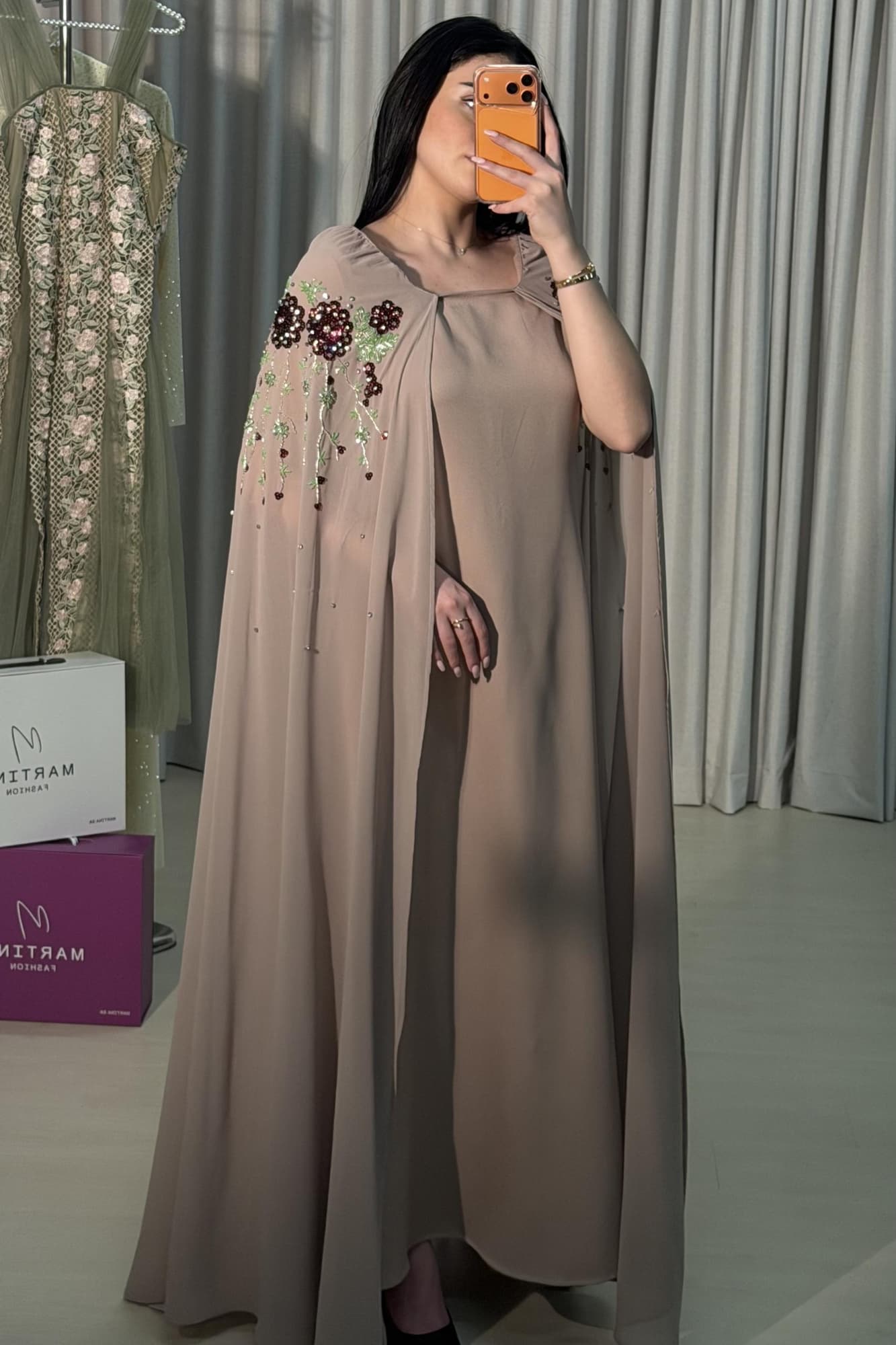 جلابية فخمة بتصميم هادئ تتميز بقصة واسعة كلاسيكية مع أكمام كاب طويلة تنساب بحرية