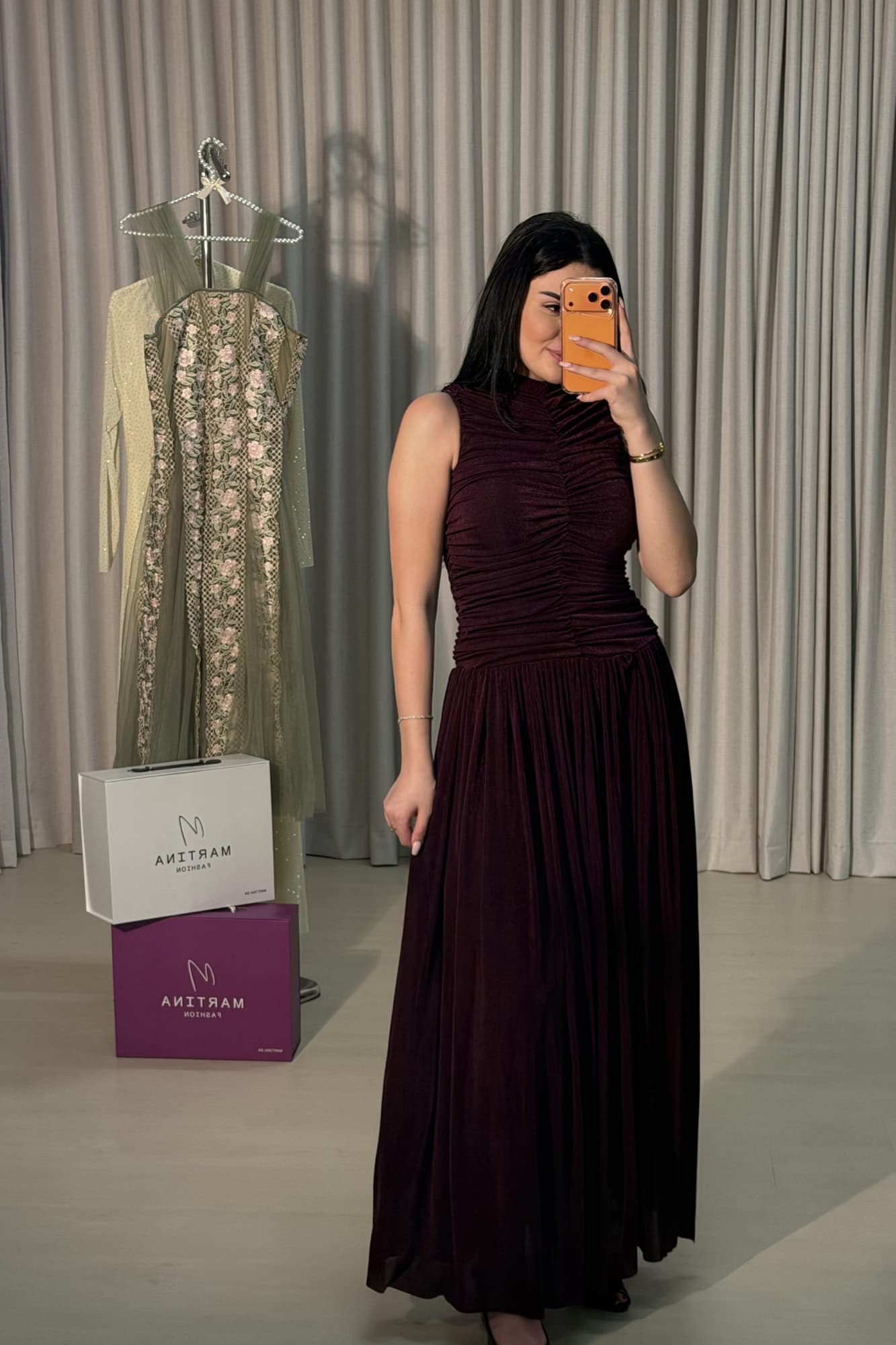 فستان ناعم بتصميم ياقة عالية ينسدل بانسيابية ويبرز القوام