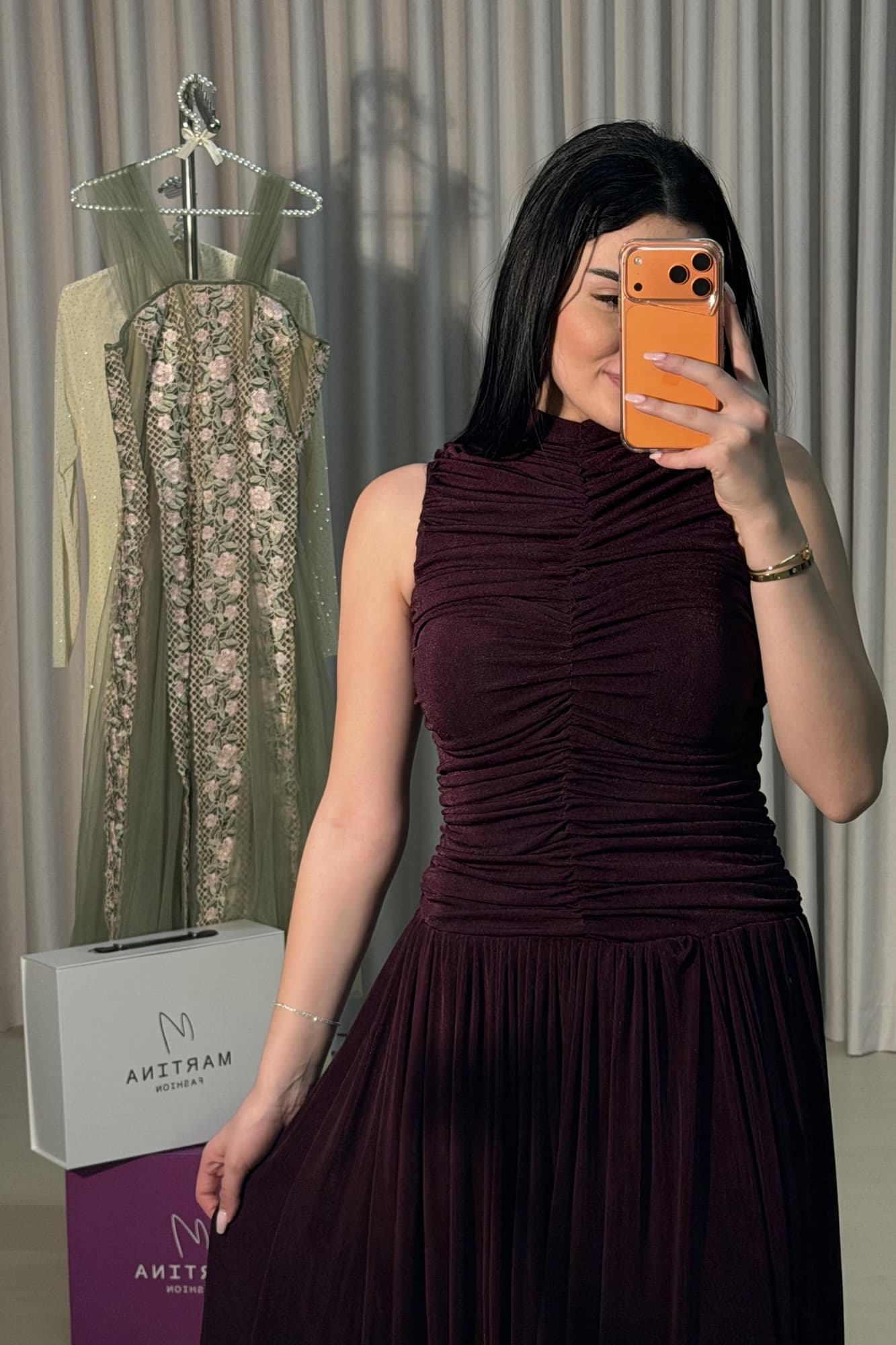 فستان ناعم بتصميم ياقة عالية ينسدل بانسيابية ويبرز القوام