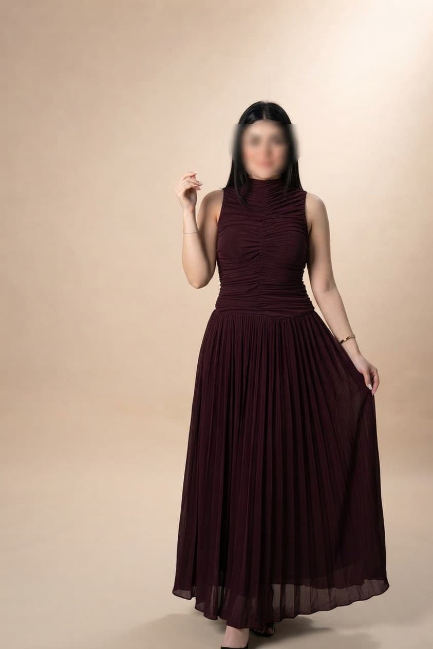 فستان ناعم بتصميم ياقة عالية ينسدل بانسيابية ويبرز القوام