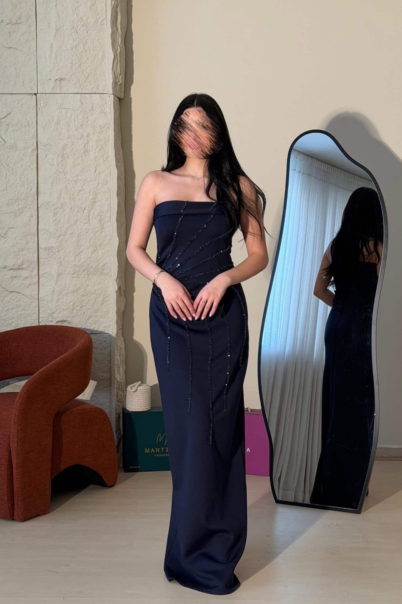 فستان سهرة بتصميم أنيق وجذاب يأتي بقصة ضيقة (Mermaid) تبرز القوام بانسيابية راقية