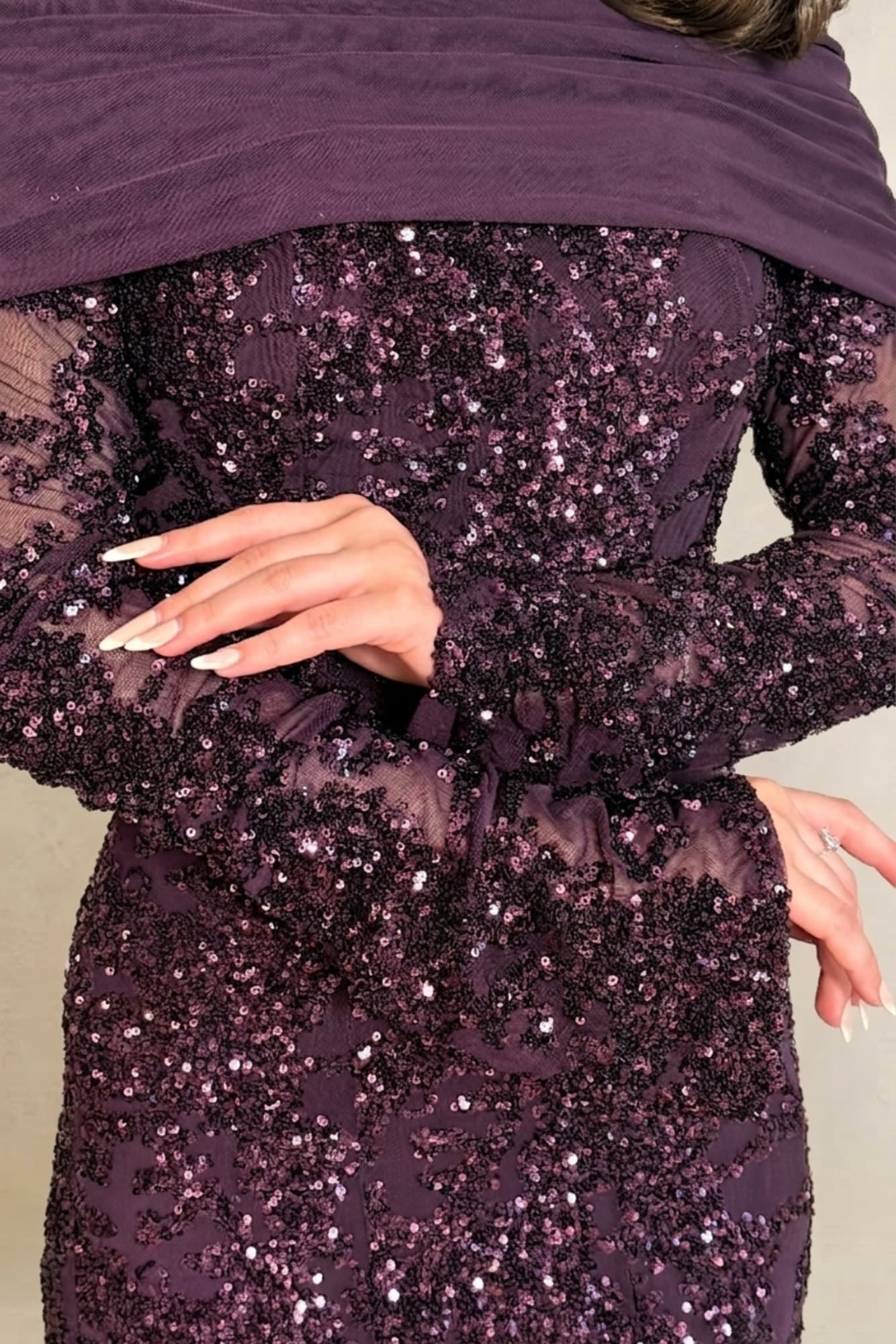 فستان سهرة يجمع بين الفخامة والرقي بتفاصيل الترتر اللامع
