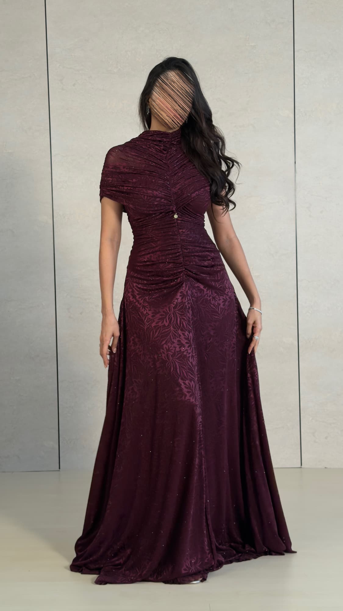 فستان سهرة جاكار بكشكشة أمامية وياقة عالية