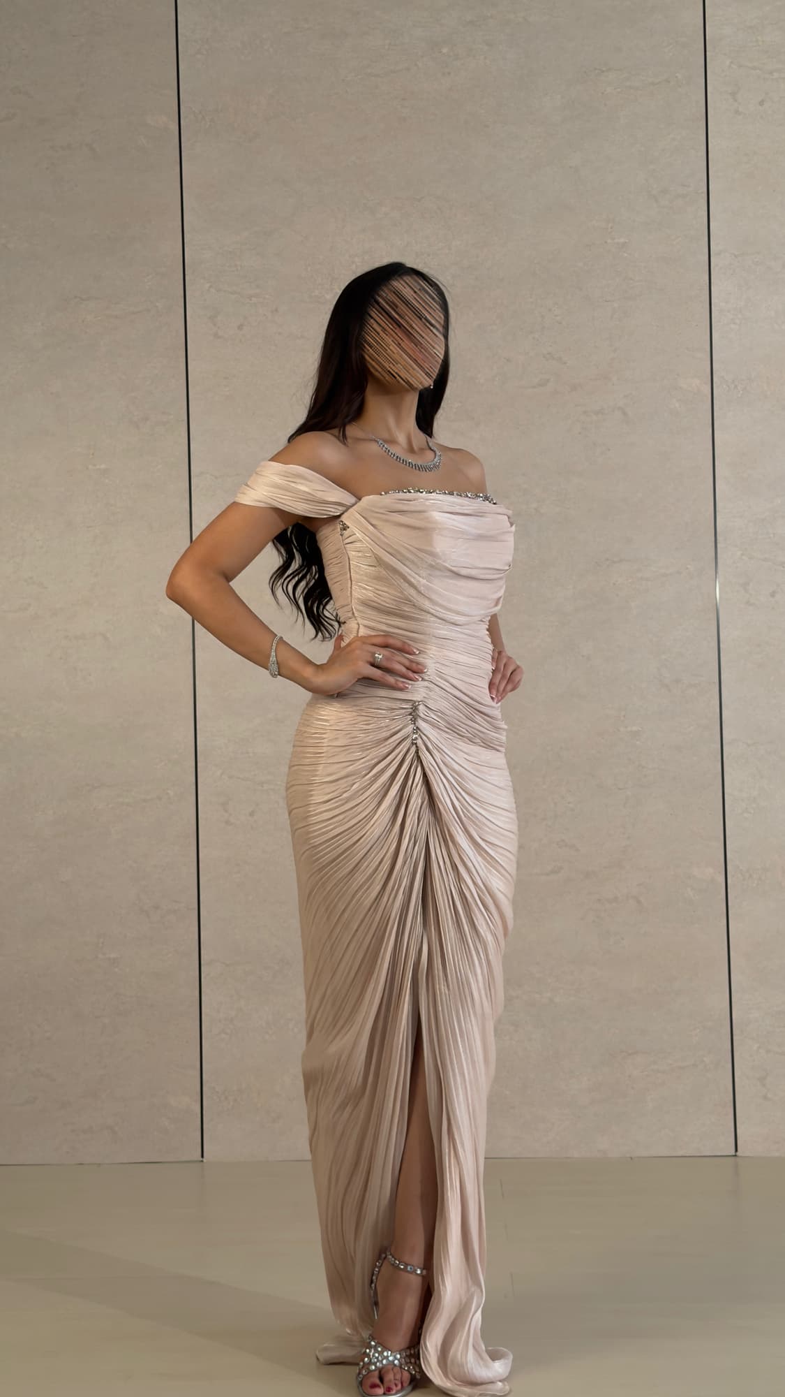 فستان سهره اوف شولدر مزين بكرستال وبقصة كشكش