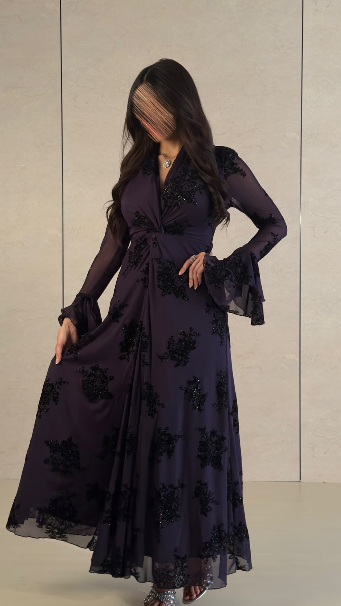 فستان سهرة شيفون بزمّة خصر وتطريز أسود لامع