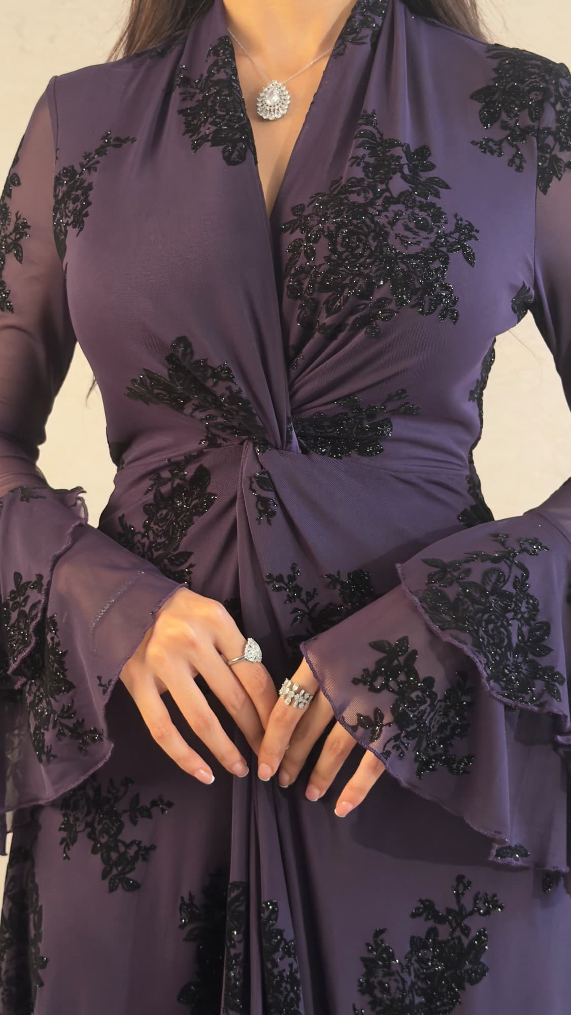 فستان سهرة شيفون بزمّة خصر وتطريز أسود لامع
