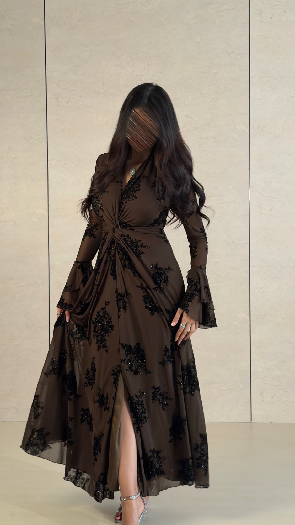فستان سهرة شيفون بزمّة خصر وتطريز أسود لامع