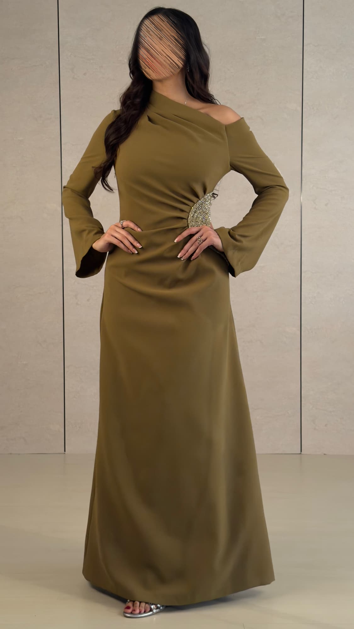 فستان سهرة ميدي بكتف مكشوف وتطريز جانبي