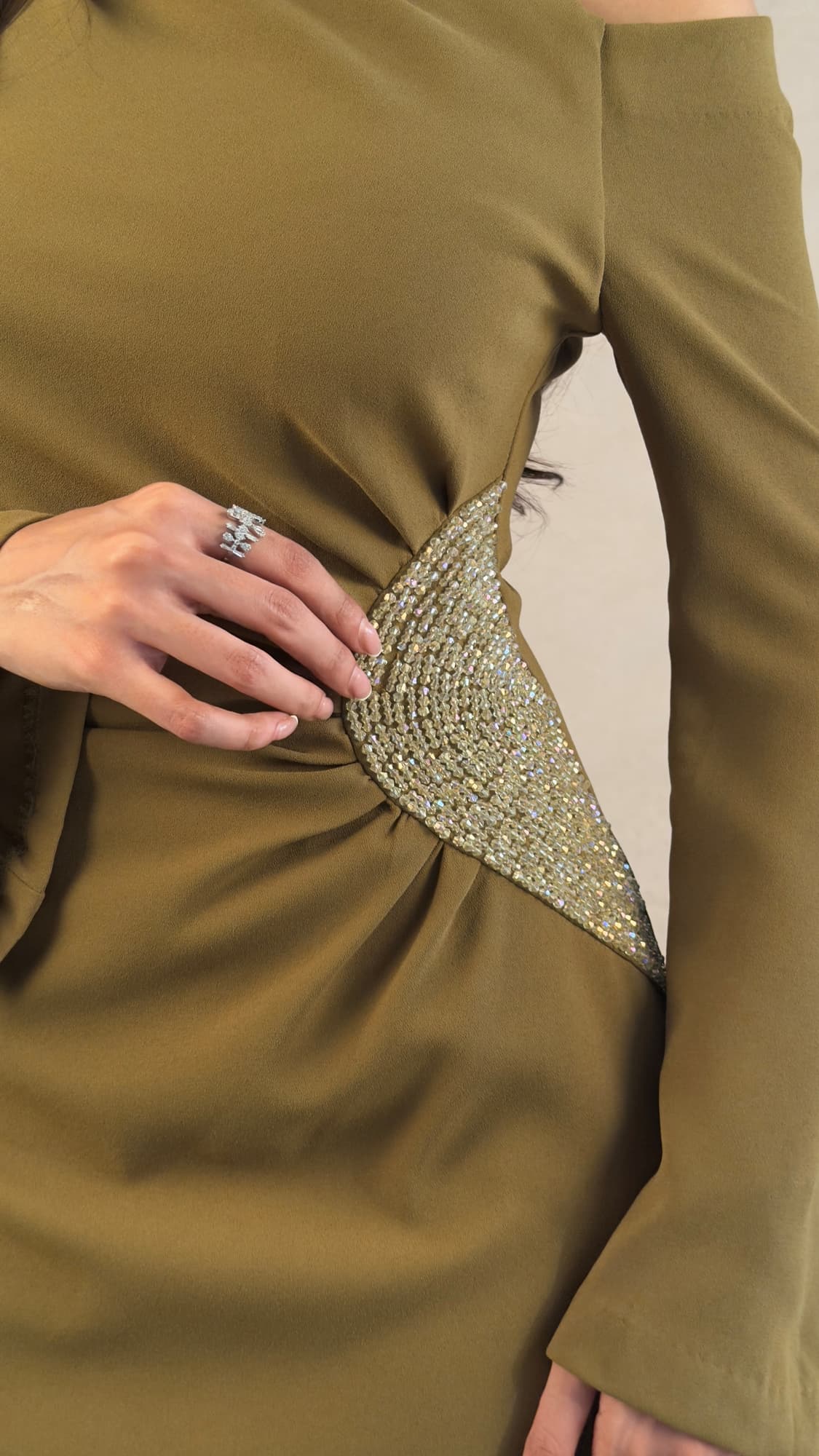 فستان سهرة ميدي بكتف مكشوف وتطريز جانبي