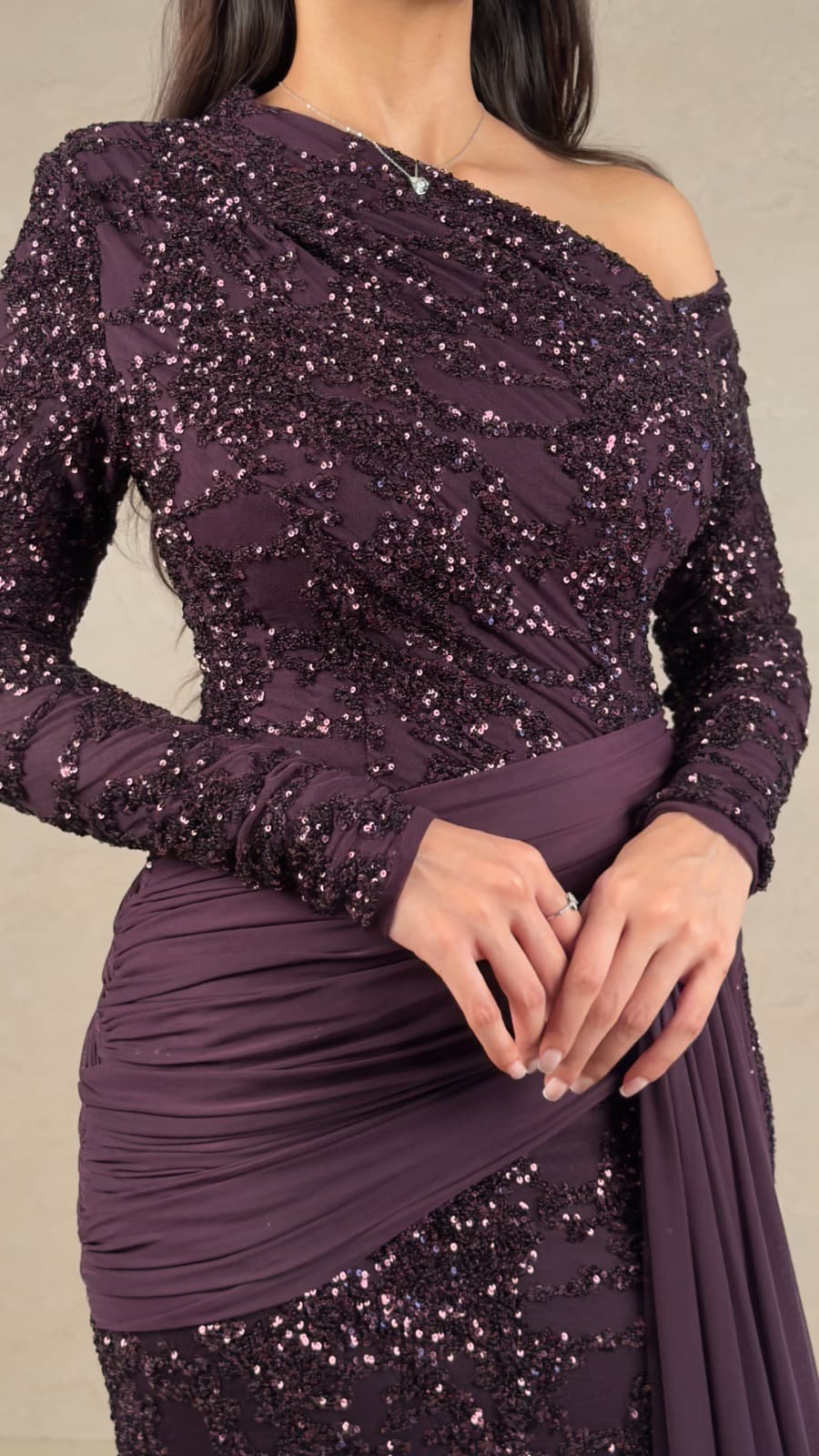 فستان سهرة بنفسجي طويل مطرّز بالترتر مع أكمام طويلة وتصميم درابي فاخر