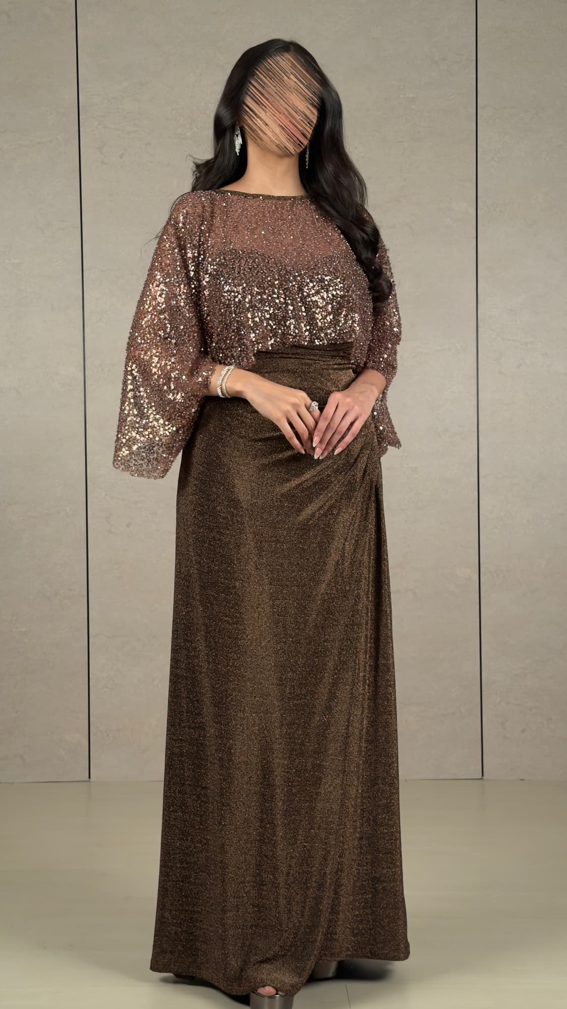 فستان سهرة لامع بقصة كب وزمّات درابيه مع قطعة تول مطرزة منفصلة