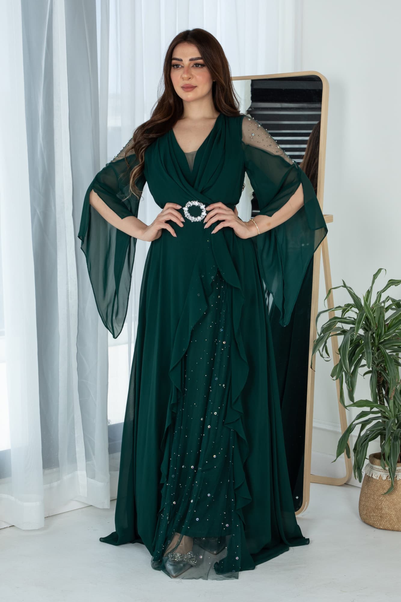 فستان بكتف شفاف وكشكش بجانب الفستان