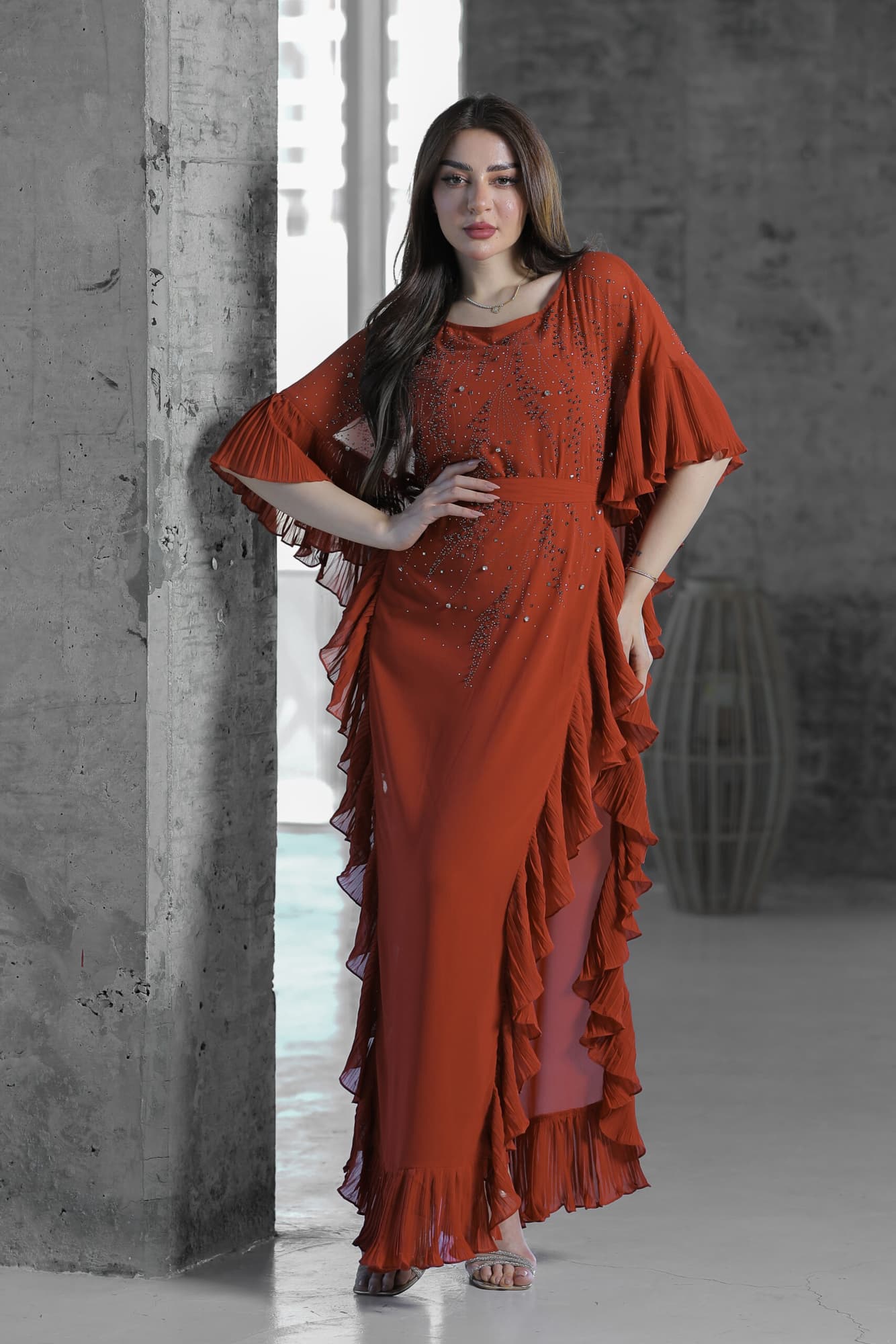 فستان بجوانب كشكش كسرات مزين بالخرز