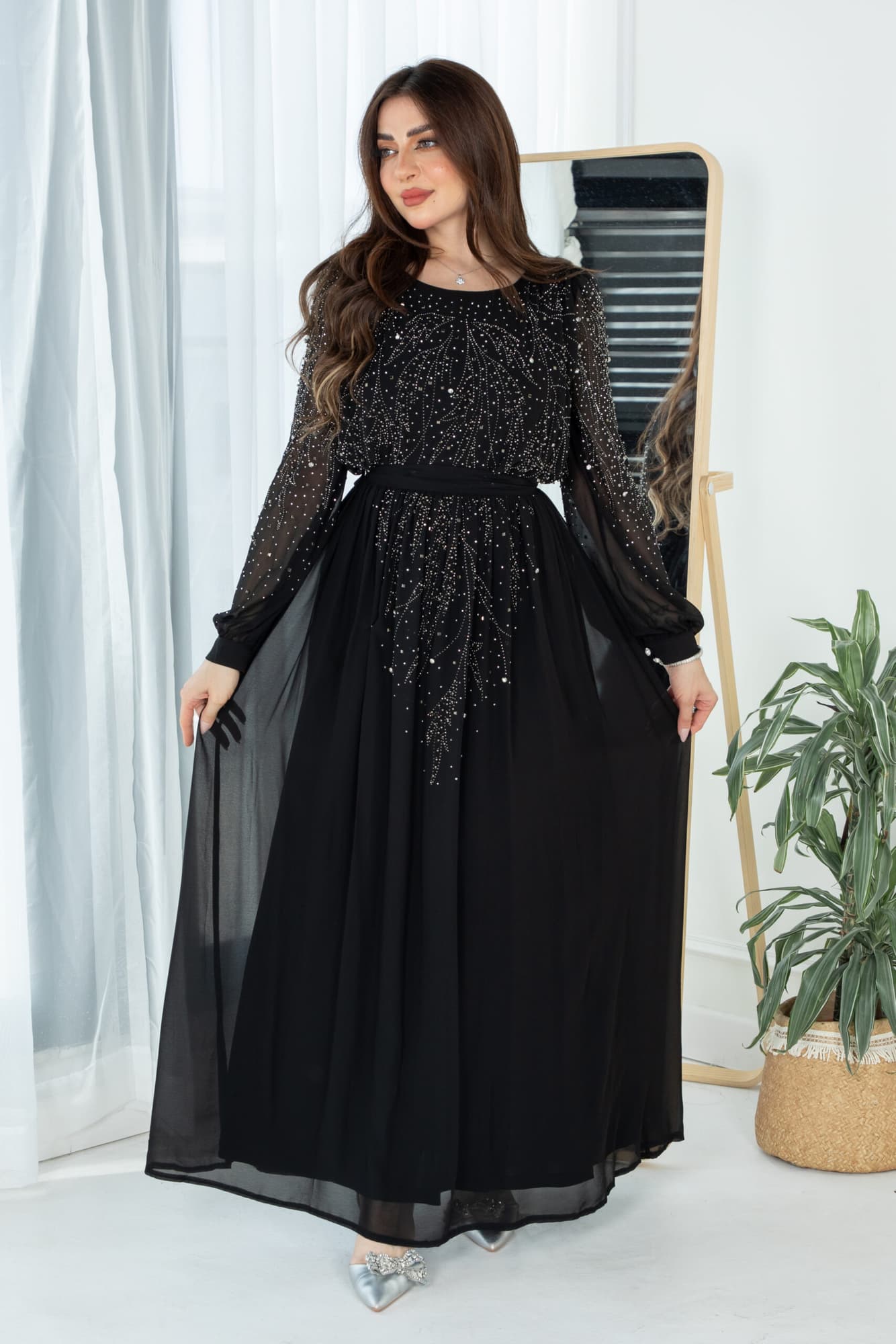 فستان طويل مرصع بالفصوص باكمام طويله